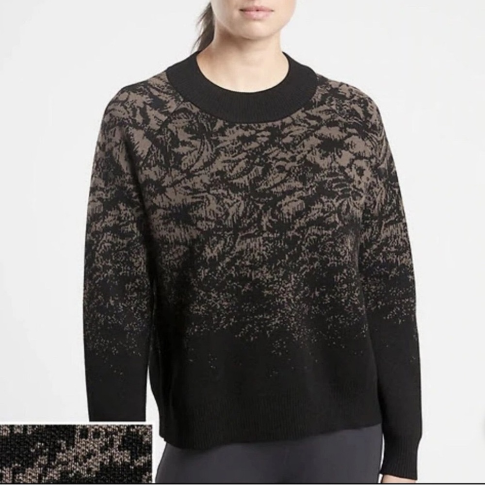 Athleta Black and Tan Crew Neck Sweater Nature-Inspired Design